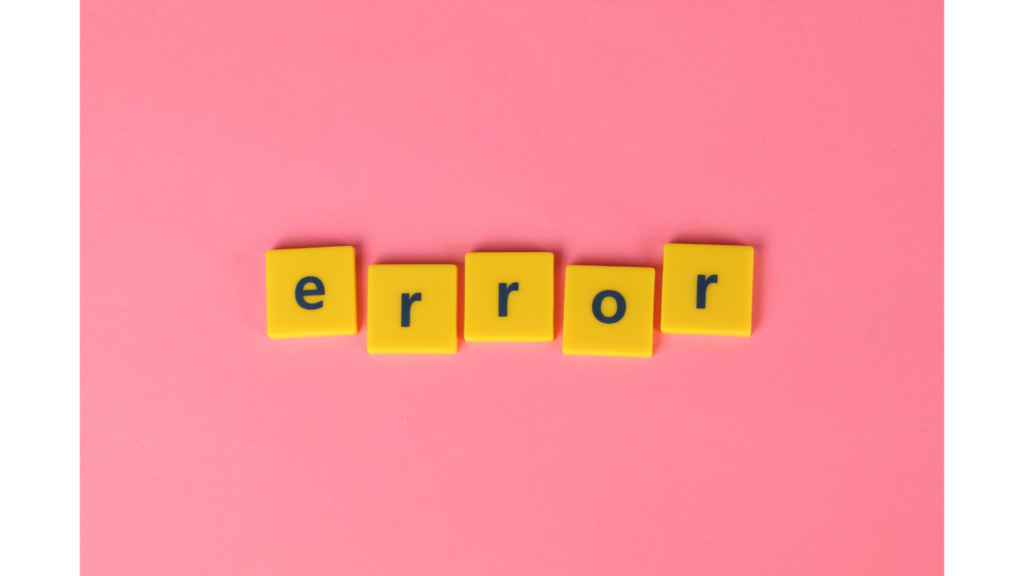 黄色いタイルで「error」と並べたイメージ