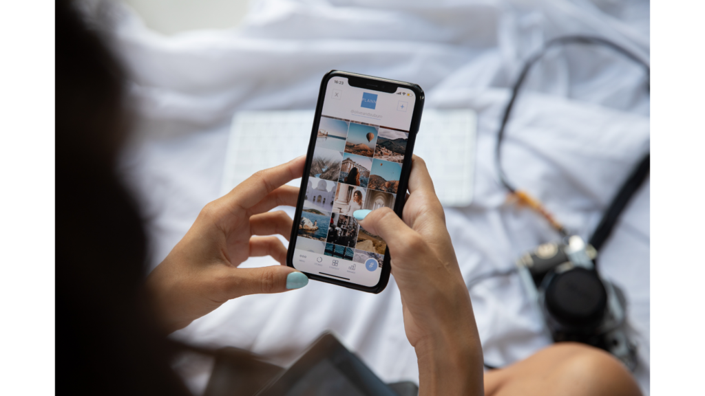スマホでInstagramの投稿一覧を見る手元