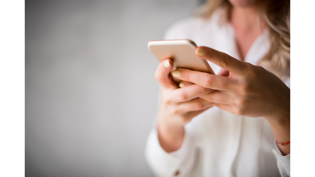 スマホを両手で操作する女性の手元