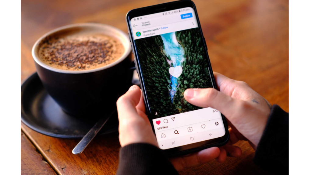 カフェでスマホのInstagram投稿を見る手元