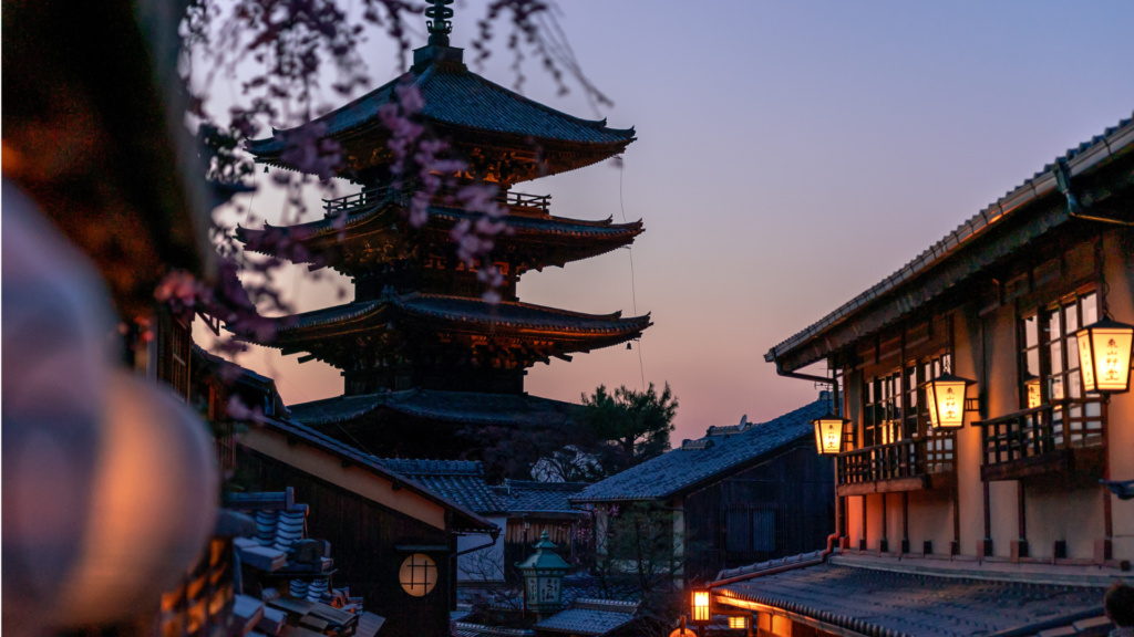 夕暮れの京都の街並みと五重塔