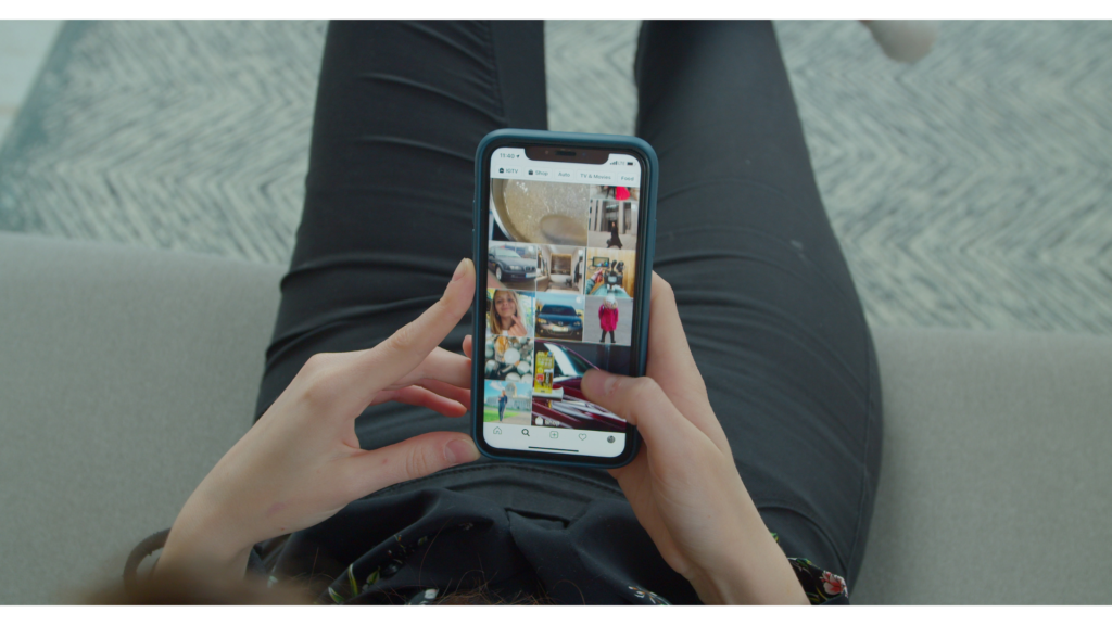 スマホでInstagramの投稿一覧を眺める手元