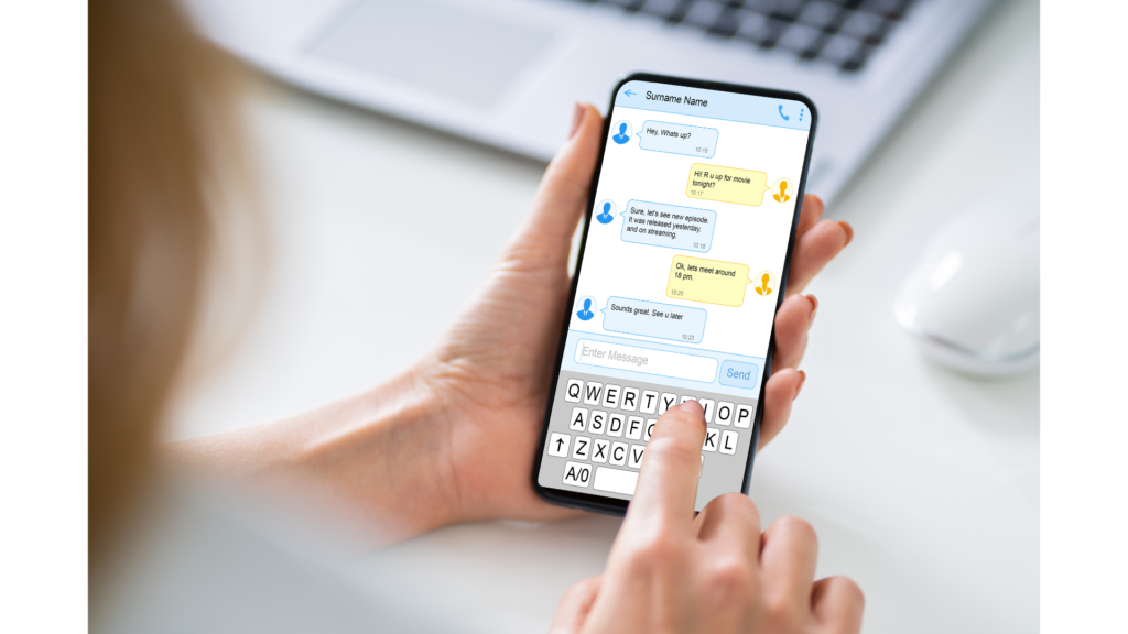 スマホでメッセージのやり取りをする手元
