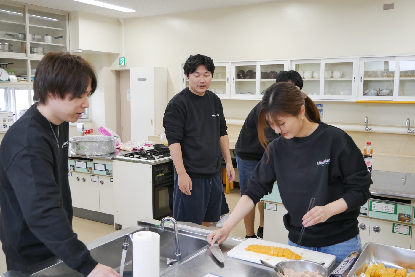 男性スタッフも一緒に調理
